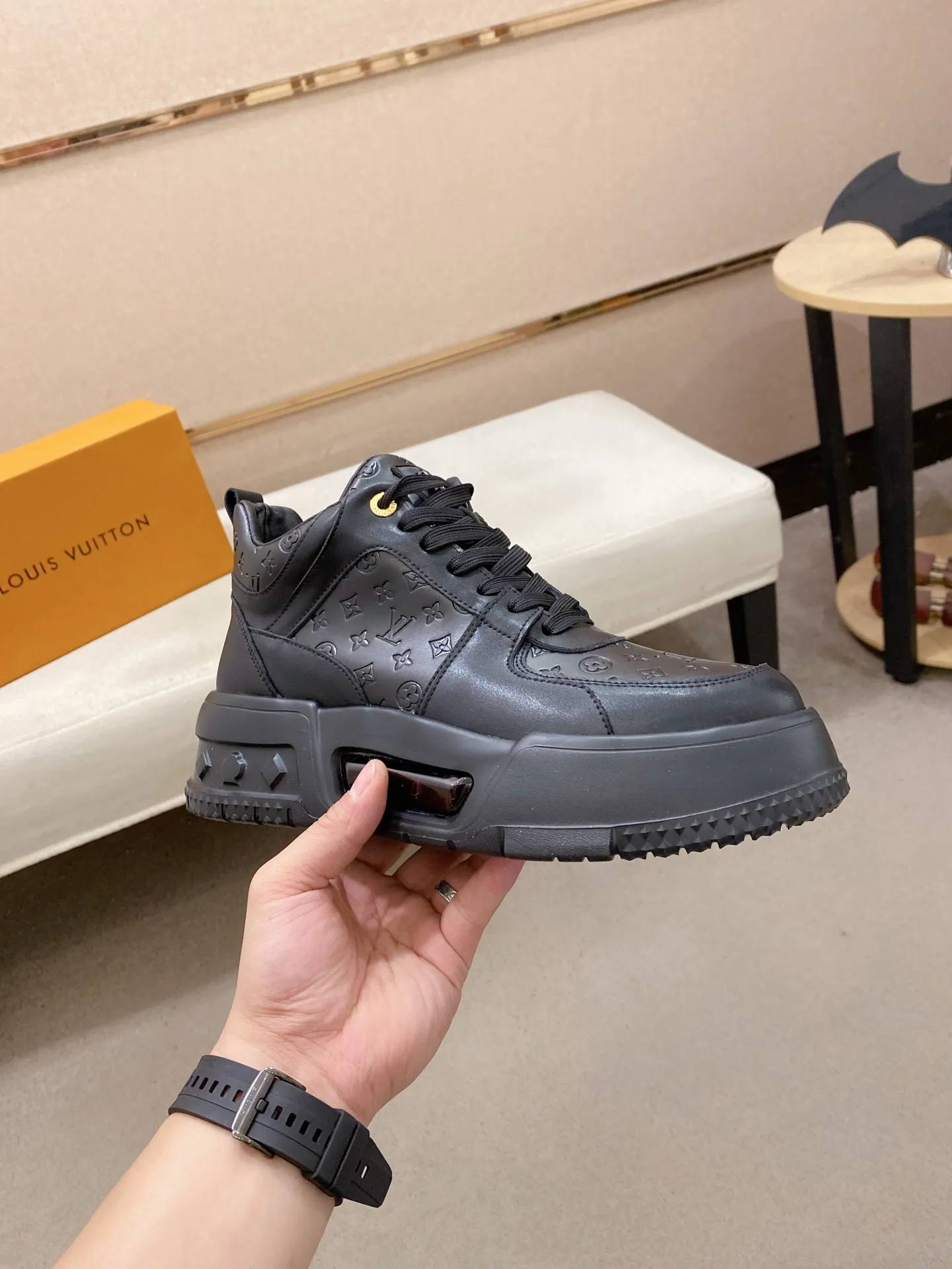 Factory price: 442💰 (GUCCI) The latest model from the official website🎁🎁Casual and fashionable men's shoes👟, hot style💥The style is simple and elegant, exclusive for trendy men. Unique official website's latest brand elements👑original Gucci decoration, fashionable and generous, the fabric is original cowhide ✅sheepskin lining, the official website specifies wear-resistant casual outsole, the classic model is taken in kind at the counter🎬38-44 (can be customized for 45 non-refundable)